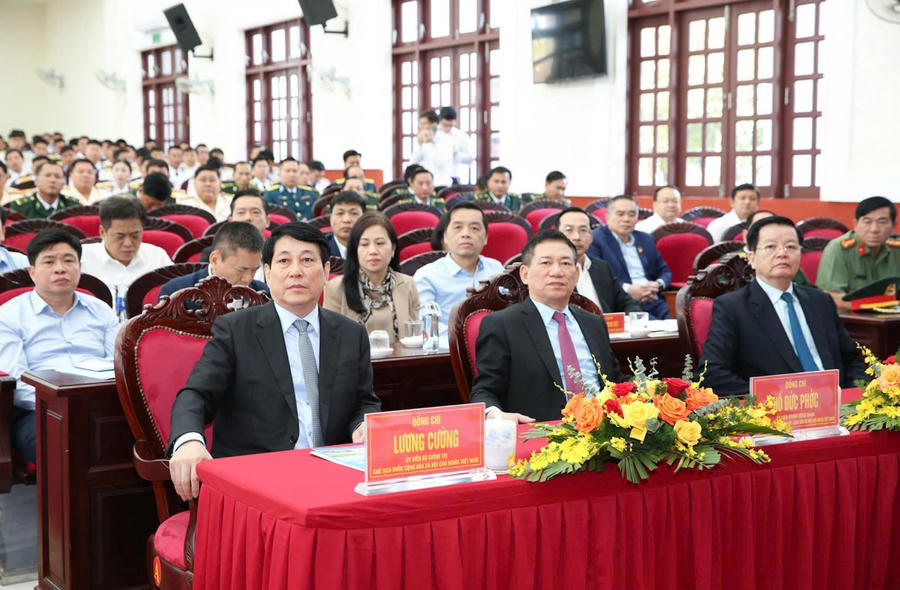 Chủ tịch nước Lương Cường và các đại biểu thăm và chúc Tết các đơn vị.
