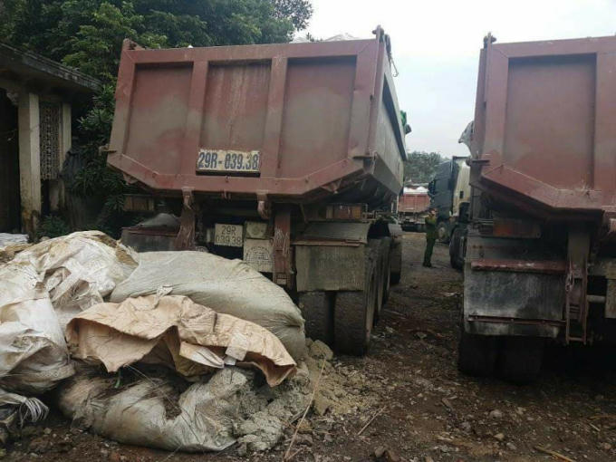Các phương tiện và chất thải bị lực lượng chức năng tạm giữ.