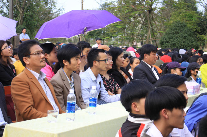 Thầy Huỳnh Trương Thân (đầu tiên bên trái) tại Ngày thơ Việt Nam tổ chức tại trường.
