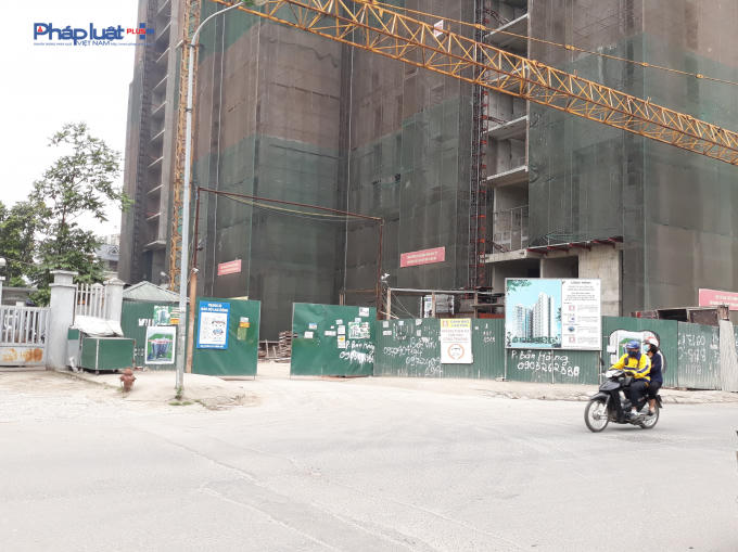 Cổng dự án tại đường Hạ Yên.