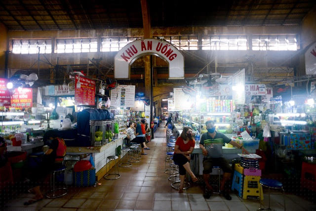 Dù là buổi chiều muộn, lượng khách đến chợ vẫn rất ít.