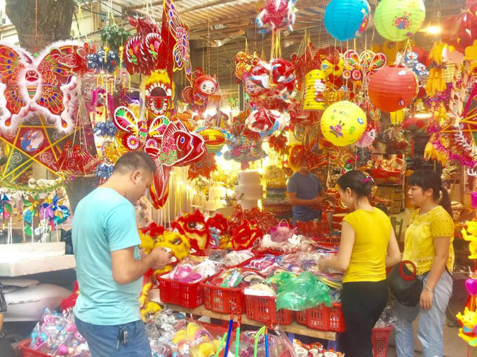 Những ngày này rất đông người cùng người thân đên đây sắm Tết Trung thu.