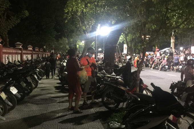 Để qua chuyện hầu hết người dân phải trả tiền.