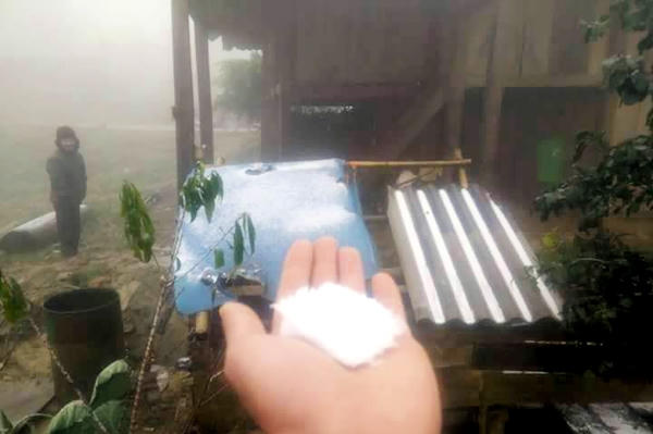 Khắp bản làng mờ mịt sương mù trong cái lạnh như dao cắt.