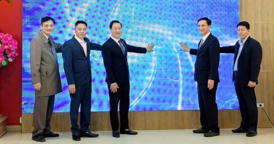 Các đại biểu và lãnh đạo địa phương bấm nút ra mắt Trợ lý ảo AI.