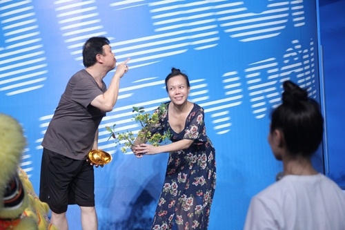 Việt Hương nhợt nhạt, kém sắc tại hậu trường Ơn giời cậu đây rồi