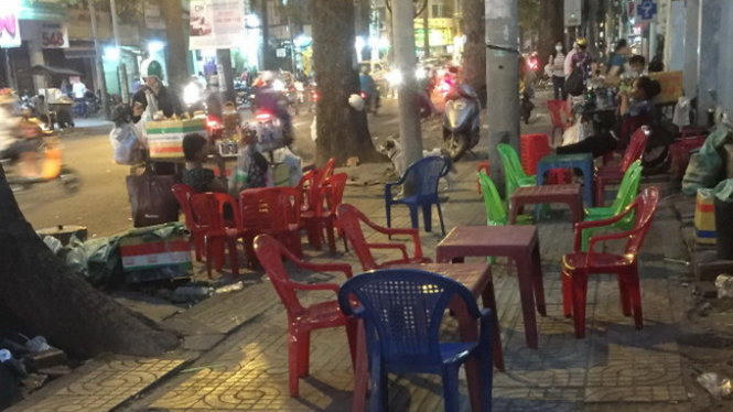 Đoạn vỉa hè trước Bệnh viện Răng hàm mặt trung ương TP.HCM (đường Nguyễn Chí Thanh, Q.5) được bà V. ra giá sang nhượng là 100 triệu đồng - Ảnh: Ngọc Khải