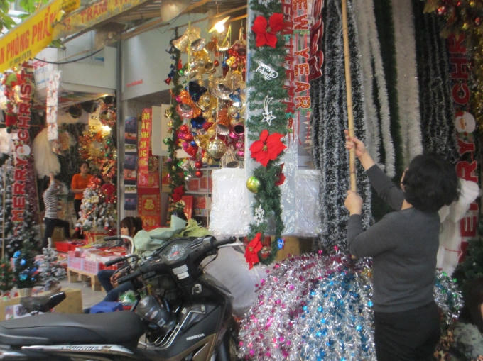 Lung linh sắc màu Noel trên phố Hàng Mã