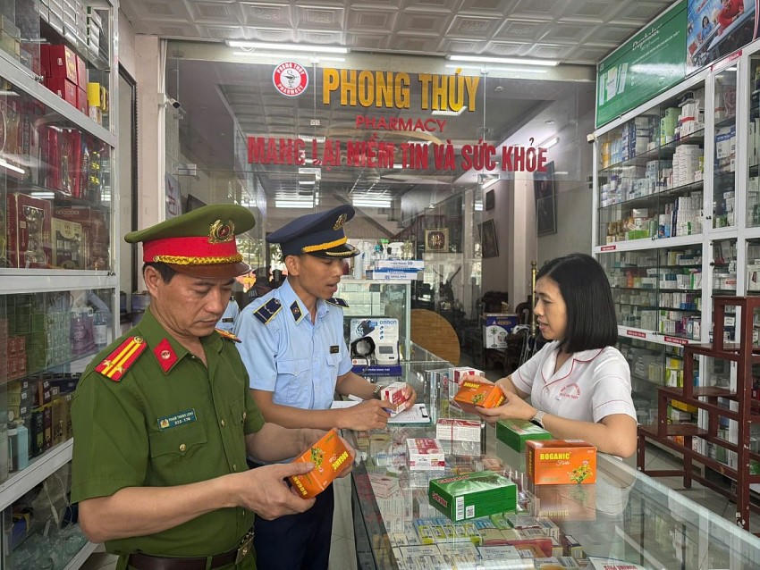 Lực lượng chức năng tuyên truyền các hộ kinh danh chấp hành nghiêm các quy định của pháp luật, không kinh doanh hàng giả, hàng kém chất lượng.