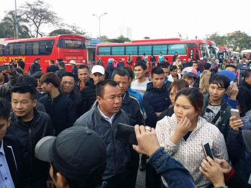 Các doanh nghiệp từ chối chở khách tại bến xe Mỹ Đình để "chống lệnh" điều chuyển.
