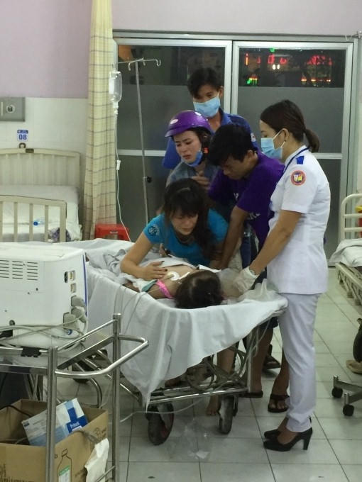Người thân gào khóc khi nhận được hung tin.