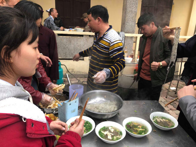Họ được thưởng thức đặc sản miến Làng So ngay tại phiên chợ...