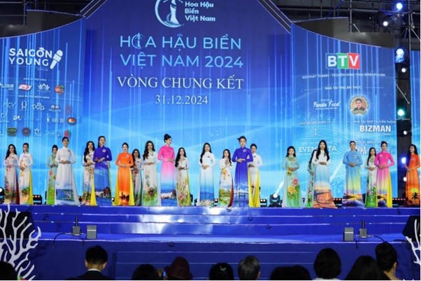 Top 25 thí sinh Hoa hậu Biển Việt Nam 2024 trong phần thi trình diễn trang phục áo dài.