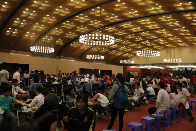 Sức nóng của Lễ hội Xuân Hồng vẫn chưa giảm khi chiều 18/2 vẫn có rất nhiều bạn trẻ tham gia hiến máu tại đây.