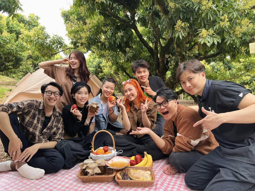 Du khách tới miệt vườn Phù Thủy vải thiều còn có cơ hội tham quan vườn và thưởng thức buffet vải thiều chín mọng, với giá 100.000 đồng/người.
