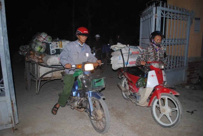 4 giờ sáng, cổng chính chợ Vân mở cửa, nhiều tiểu thương rục rịch đưa rau củ vào chuẩn bị bày bán. Ảnh Duy Ngợi