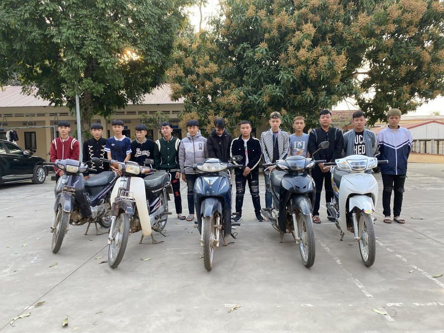 Nhóm đối tượng và phương tiện tại công an.