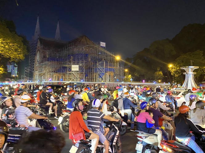 Khu vực Nhà thờ Đức Bà (Quận 1) luôn đông đúc người dân đến nhưng trong những ngày cách ly xã hội không bóng người 2