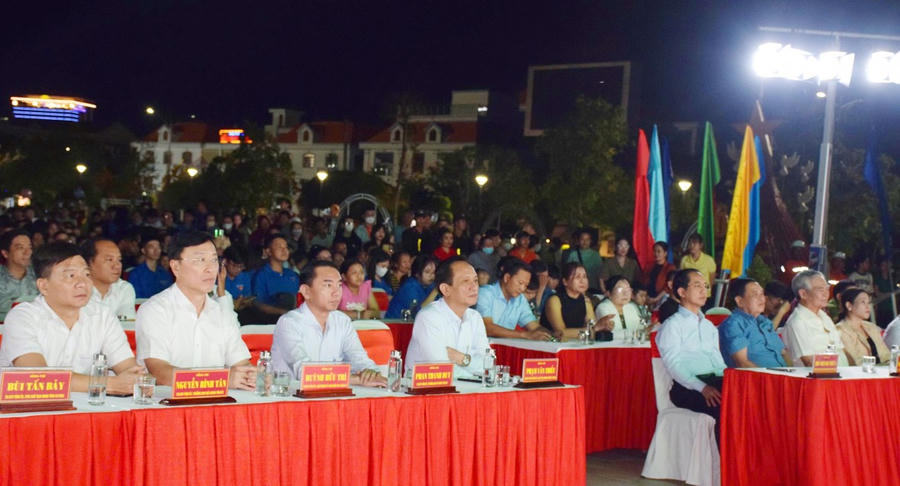 Đại biểu tham dự Chương trình nghệ thuật chào đón năm mới 2026 tại Quảng trường Hùng Vương (phường Bạc Liêu).