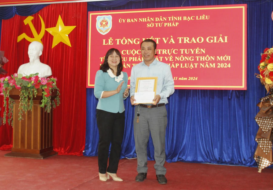 Bà Phạm Thị Mỹ Linh - Phó Chủ tịch Ủy ban MTTQ Việt Nam tỉnh Bạc Liêu trao giải Ba tập thể cho UBND xã Tân Phong (thị xã Giá Rai, tỉnh Bạc Liêu).