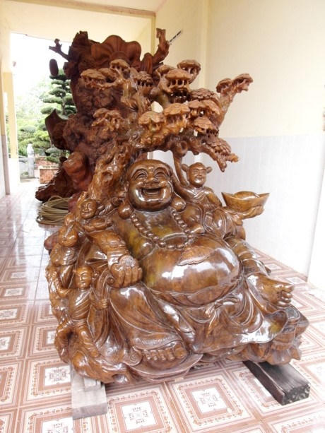 Là một Phật tử nên xung quanh dinh thự của đại gia Trầm Bê có rất nhiều tượng Di Lặc bằng gỗ nguyên khối.