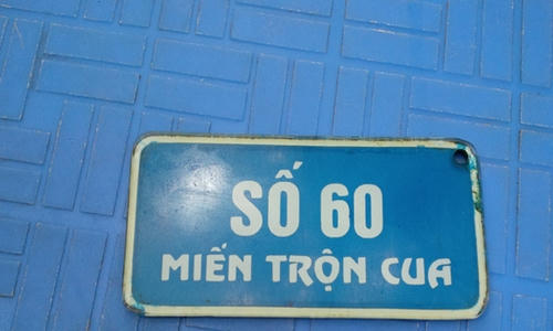 Bánh đa cua Kim Liên Quán bánh đa cua ở khu tập thể Kim Liên có phần sân tập thể khá rộng. Nhưng do lượng khách đến vào giờ cao điểm như trưa, xế chiều rất đông nên có thời điểm quán phát thẻ nhựa ghi số cho thực khách chờ đến lượt. Món được yêu thích nhất ở đây là bánh đa cua trộn. Ảnh: Lê Bình.