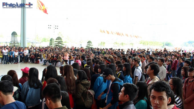 Có nhiều người tranh thủ thưởng thức các tiết mục đặc sắc.