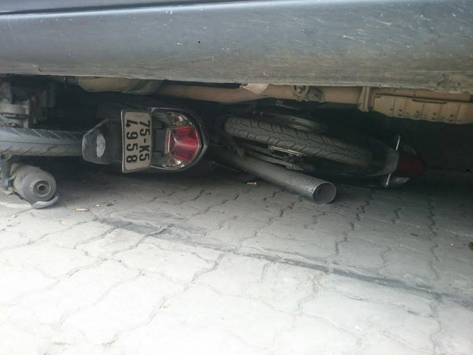 Vụ tai nạn khiến &ocirc; t&ocirc; v&agrave; nhiều chiếc xe m&aacute;y hư hỏng nặng.