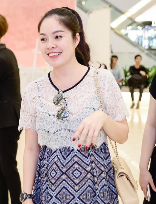 Dương Cẩm Lynh mặc váy để che bụng bầu