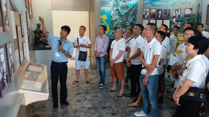 Đoàn tham quan và nghe giới thiệu về cuộc đời cũng như quá trình tìm đường cứu nước của Chủ tịch Hồ Chí Minh tại Bảo tàng Hồ Chí Minh.