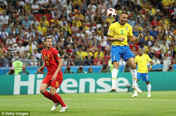 Augusto thắp lên hy vọng khi rút ngắn tỷ số xuống 1-2 cho Brazil ở phút 75. (Ảnh: Getty Images)
