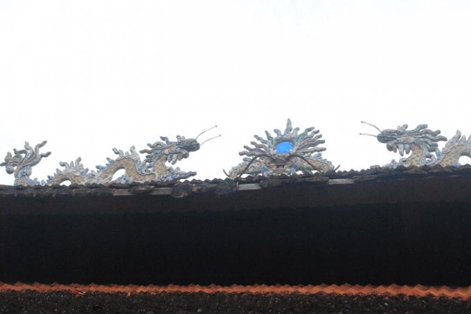 Nhiều viên ngói trên mái nhà Hạ điện cũng có thể rơi bất cứ lúc nào, gây mất an toàn cho người ra vào ngôi đền. Ảnh Duy Ngợi