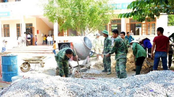 hinh-anh-bo-doi-cu-ho-trong-xay-dung-nong-thon-moi