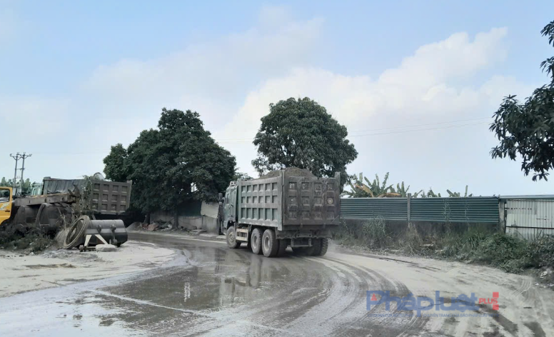 Những chiếc xe có dấu hiệu quá tải chạy tại khu vực bến bãi.