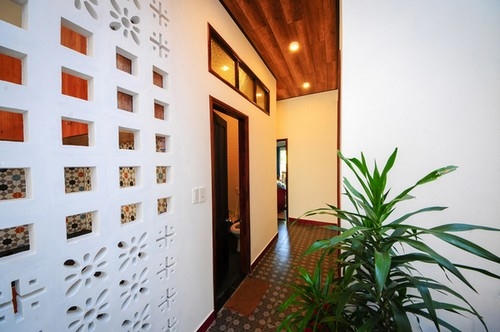 Các không gian phòng ngủ được đưa về cuối nhà trong đó phòng ngủ chính được tiếp xúc với khu vườn xanh mát.