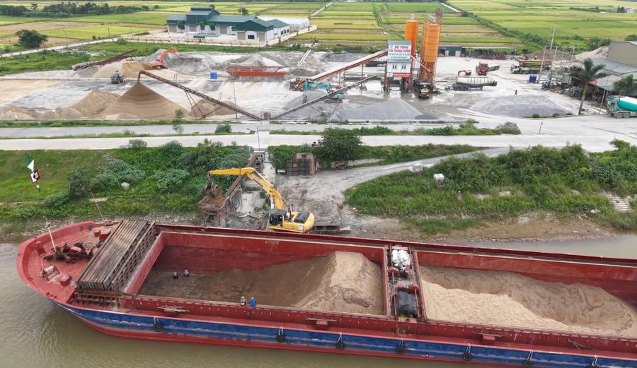 Từ ngày 8/10/2019, Hạt quản lý đê điều huyện Đông Hưng đã lập biên bản và ghi nhận hành vi lắp đặt băng tải vận chuyển vật liệu qua đê tại Km 16+650.