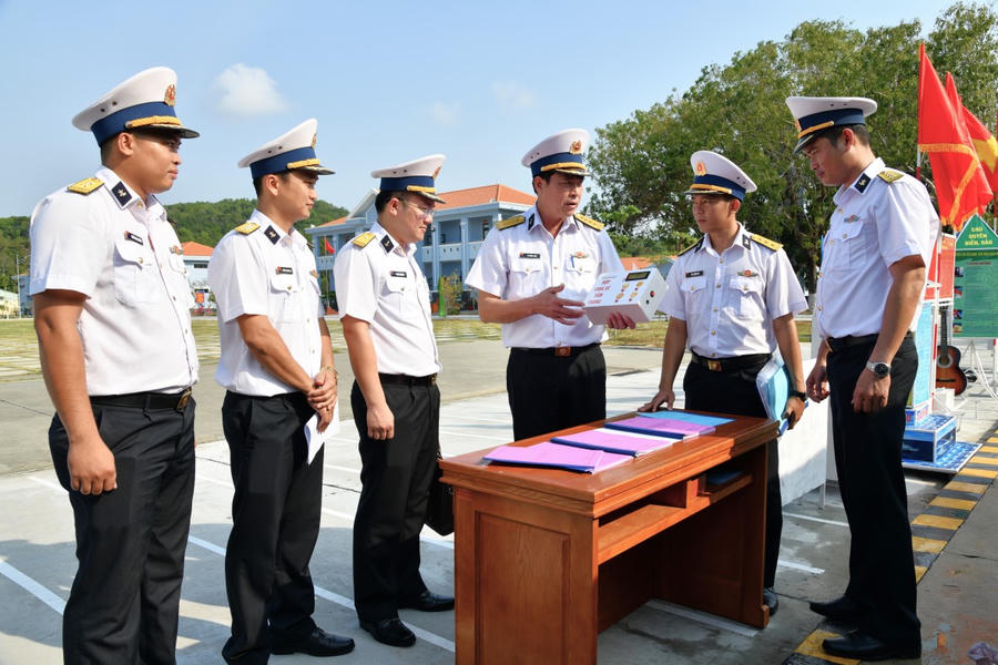 Ban giám khảo chấm thi sáng kiến, mô hình học cụ, sổ sách, giáo án ngành công tác đảng, công tác chính trị