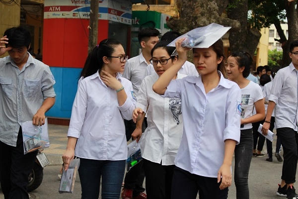 Theo đánh giá chung của thí sinh năm nay, đề thi toán khó hơn năm ngoái nhưng vẫn đủ điểm để đạt tốt nghiệp.