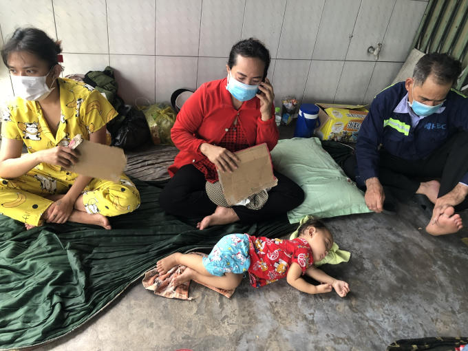 Người dân tỉnh Bạc Liêu, Cà Mau đi từ Long An về đến Hậu Giang, không qua được chốt kiểm dịch nên căng lều nằm chờ được giải quyết, trong đó có rất nhiều trẻ em và người cao tuổi.