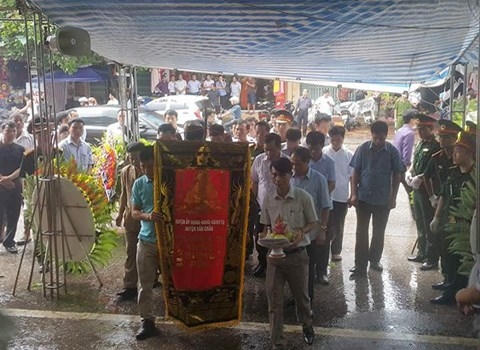 Đại diện nhiều cơ quan, ban ngành TW và các tỉnh tới viếng hai lãnh đạo tỉnh.