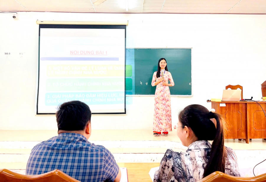 Cô Hữu Kim Ly, giảng bài tại Trường Chính trị tỉnh Cà Mau.