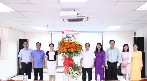 Lãnh đạo vui vẻ chúc buổi lễ diễn ra tốt đẹp, thắt chặt tình đoàn kết.