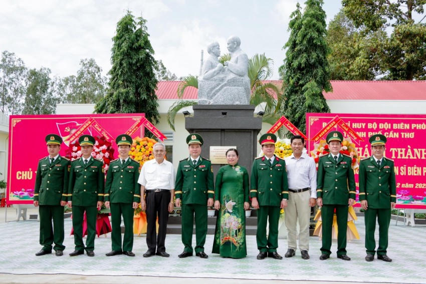 Các đại biểu chụp hình lưu niệm tại lễ khánh thành tượng đài ‘Bác Hồ với chiên sĩ Biên phòng”.