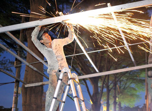 Bà Tín yêu cầu tháo dỡ công trình vi phạm. (Ảnh: Phú Mỹ)