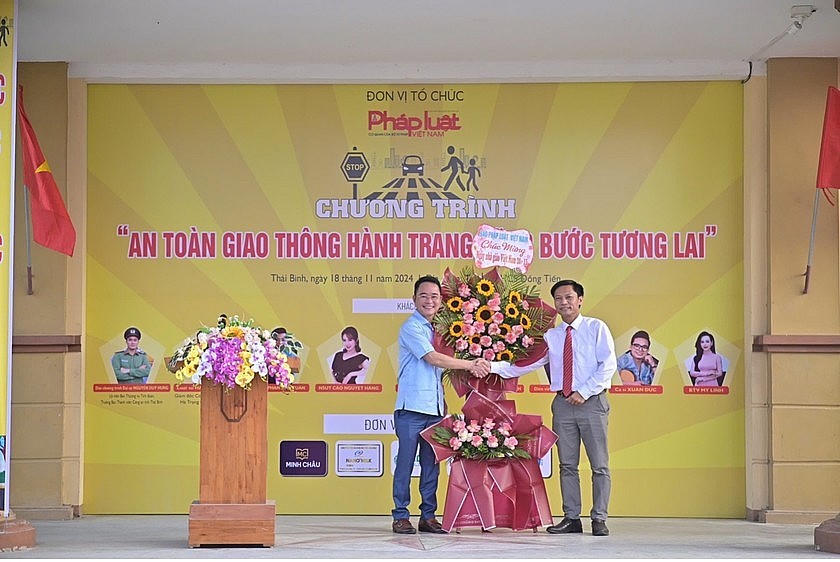 TS. Vũ Hoài Nam – Tổng Biên tập Báo Pháp luật Việt Nam tặng hoa chúc mừng Ngày Nhà giáo Việt Nam 20/11.