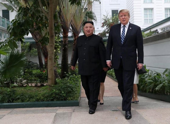 Chủ tịch Triều Tiên Kim Jong-un và Tổng thống Mỹ Donald Trump đi dạo tại cuộc họp ngày 28/2.