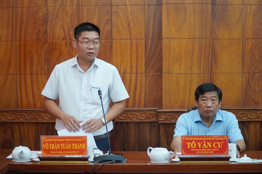 Bí thư Huyện ủy Tân Trụ Võ Trần Tuấn Thanh cho biết huyện đã hoàn thiện hồ sơ huyện nông thôn mới nâng cao để trình Hội đồng thẩm định Trung ương xem xét, thông qua.