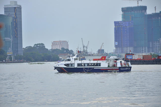TPHCM: T&agrave;u cao tốc chở 42 người gặp nạn tại Cần Giờ