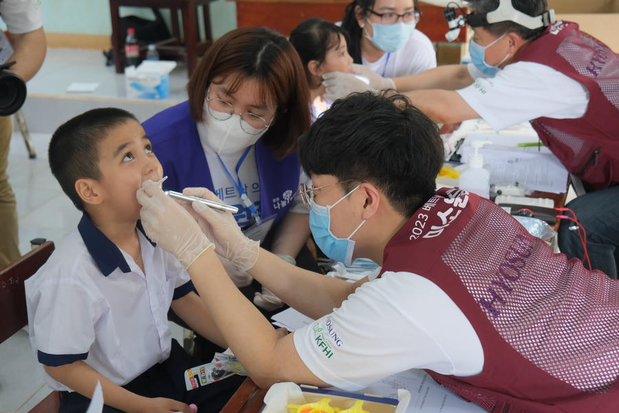 Hình ảnh chăm sóc răng miệng cho học sinh.