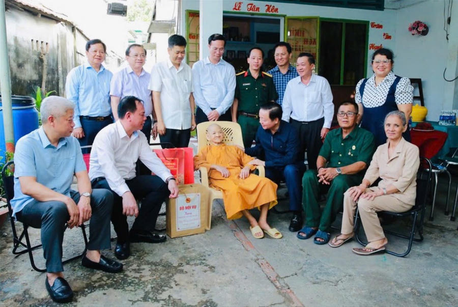 Phó Thủ tướng đến thăm, trao quà cho thương binh Trần Văn Nghĩa.